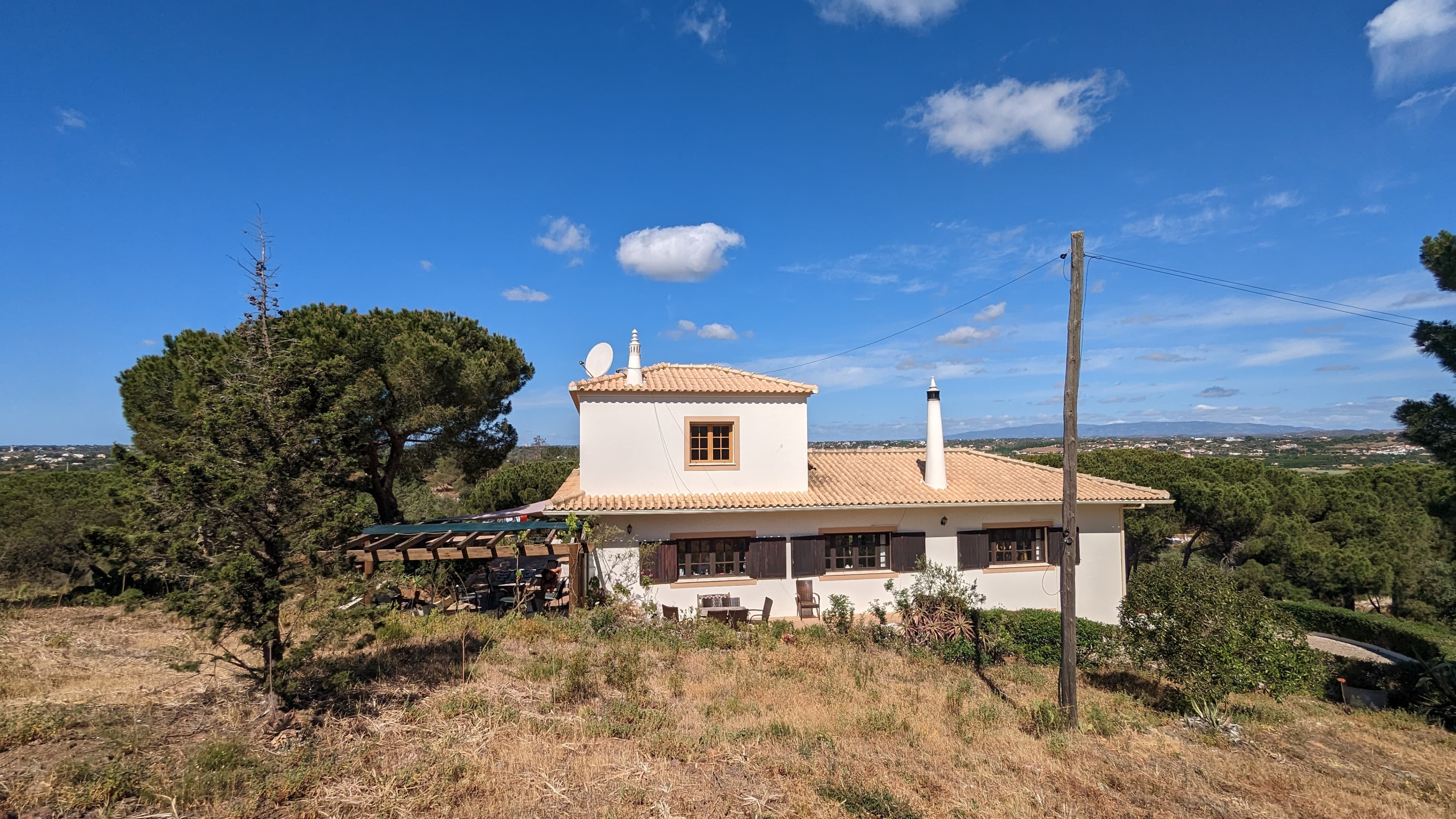 Achteraanzicht villa met terras