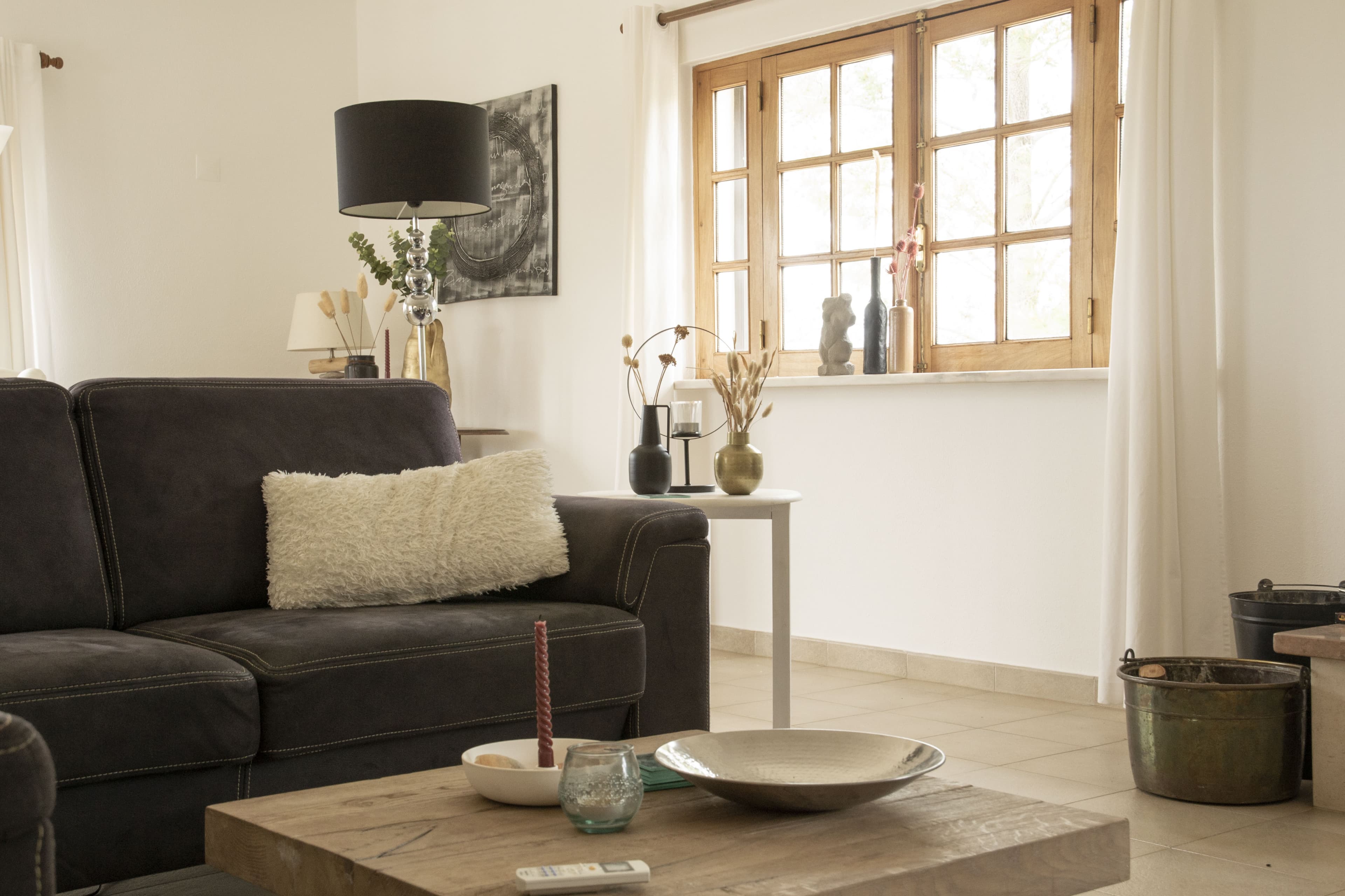 Ruime woonkamer met gezellige zithoek